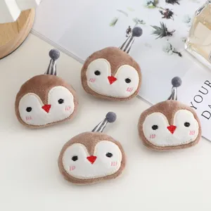 Niedliche Plüsch Pinguin Brosche Detail Ansicht, weicher Stoff Tier Abzeichen Pin für Kleidung.
