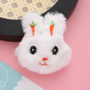Elastico per capelli in peluche di coniglio bianco soffice con ricamo di carota carina.