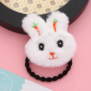 Delizioso elastico per capelli con coniglietto in peluche e ricamo carota, soffice accessorio.
