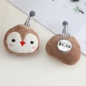 Süßes Plüsch Pinguin Brosche Detail mit Stickerei und sicherer Metallnadel auf der Rückseite.