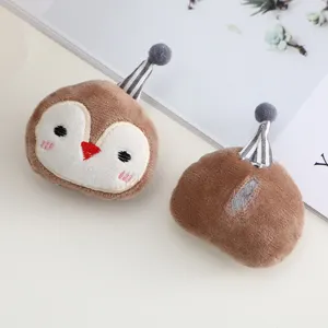 Niedliche Plüsch Pinguin Brosche Detailansicht, weiches braunes Puppen Zubehör mit Streifenmütze Pin.