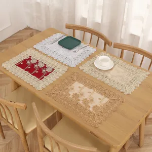 Exquise Franse vintage geborduurde rechthoekige kanten placemat tafelmat voor elegante inrichting.