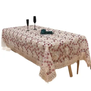 Exquisito detalle de bordado de encaje floral en esta elegante escena de mantel para hogar.