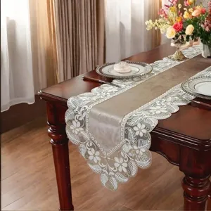 Nahaufnahme des luxuriösen Samt-Tischläufers mit eleganter Spitzenborte zur Tischdekoration.