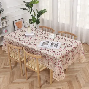 Vista detallada del mantel de encaje bordado escandinavo en un comedor cálido y elegante decoración.