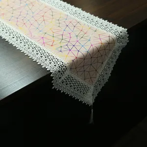 Runner da tavola in pelle PU con motivo geometrico colorato e bordo in pizzo bianco.
