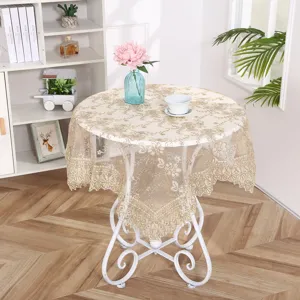 Vista detallada de un mantel de encaje bordado nórdico con exquisitos motivos florales dorados.