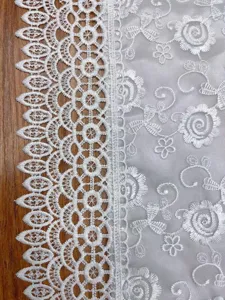 Witte dubbellaagse kant tafel loper met mooie bloemen borduurwerk voor decoratie
