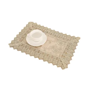 Elegante beige kanten rechthoekige placemat met fijn bloemenborduurwerk voor eettafel.