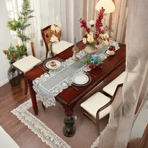 Eleganter europäischer Spitzen-Tischläufer und Tischdecke für luxuriöses Esszimmer, edel.