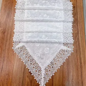 Witte kanten tafelloper voor huisdecoratie, elegante geborduurde tafelkleed presentatie