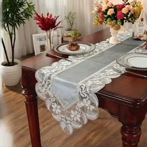Nordischer Luxus Spitzen Tischläufer, eleganter Samt und gesticktes Blumen Design.