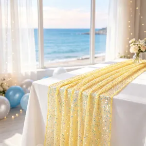 Vista dettagliata di un runner con paillettes gialle lucide per feste e decorazioni di nozze.