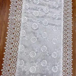 Elegante witte kanten tafelloper met bloemenborduurwerk voor eetkamer en tv-meubel decoratie.