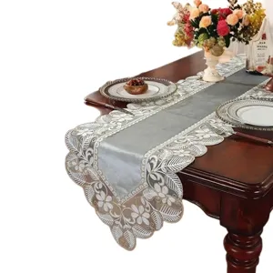 Luxus Samt Tischläufer mit edler Spitzenstickerei, elegante Esszimmertisch Dekoration.