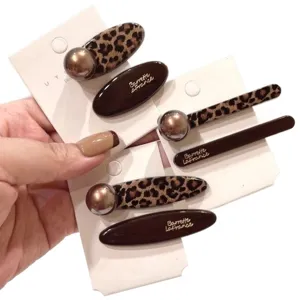 Koreanisches Leoparden Schokolade Haarklammer Set, elegante modische Spange und praktischer Clip.