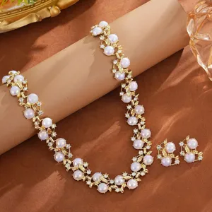 Gros plan detaille de l'ensemble de collier et boucles d'oreilles de branches de fleurs.