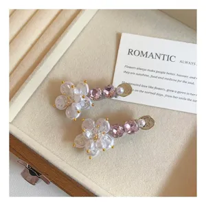 Vista detallada del pasador de pelo coreano de perlas y cristales rosa para mujeres elegantes.