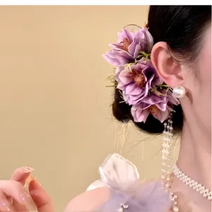 Dettaglio molletta per capelli a fiore viola primo piano con design squisito, accessorio elegante.