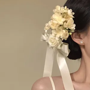 Elegante weiße Blumen-Haarspange mit fließendem Band für süßes ästhetisches Styling.