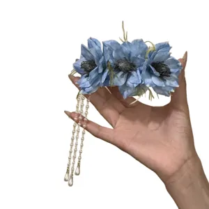 Fermaglio per capelli con fiori blu e nappe di perle eleganti per vacanze al mare.