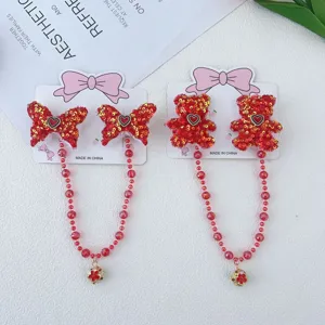 Rode pailletten haarspeldjes met kralenkwastjes en leuke beren- of vlindermotieven.