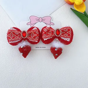 Rode strik haarspelden met schattige aardbei hangers voor kinderen, perfecte feestelijke haaraccessoires.
