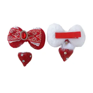 Rode kerststrik haarspelden met hart hangers en strass steentjes, schattig feestelijk hoofddeksel.