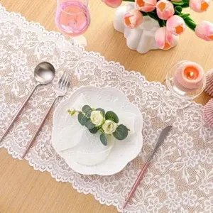 Corsia da tavolo in pizzo bianco per decorazione sala da pranzo elegante design floreale.