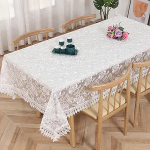 Detailansicht der weißen Spitzentischdecke mit Stickerei, ideal für Tischdeko und Heimgestaltung.