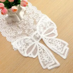 Centrotavola in pizzo bianco con fiocco, elegante decorazione per tavolino e mobile TV.