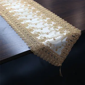 Vista detallada del camino de mesa de encaje bordado en oro de lujo, estilo europeo elegante.
