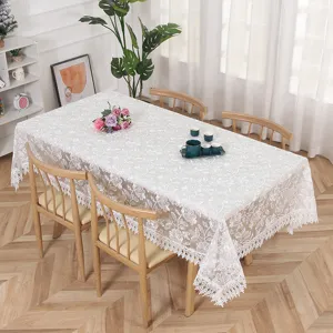 Detailansicht der weißen bestickten Organdy Tischdecke im gemütlichen Esszimmer Setup.