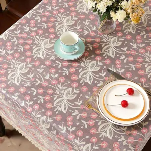 Nappe brodée en dentelle de style pastoral avec délicat motif floral pour une belle décoration.