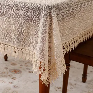 Elegante vintage kantafelkleed voorzien van fijn bloemborduursel en mooie franjes.