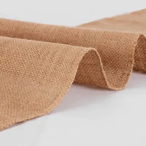 Natürliche Jute Tischläufer Detail mit rustikaler Textur für vintage Hochzeit Party Deko.