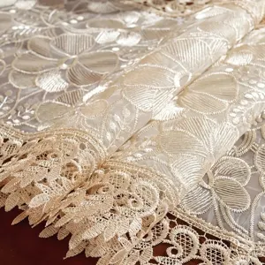 Eleganter beiger Tischläufer mit floraler Spitzenstickerei im Detail für die Tischdeko.