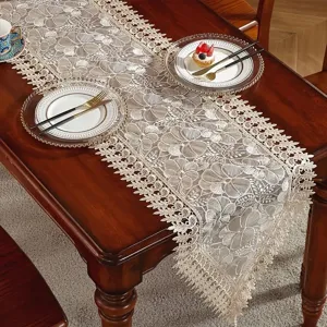 Eleganter, beiger Spitzentischläufer mit zarter Blumenstickerei und Fransen für Esszimmertisch.