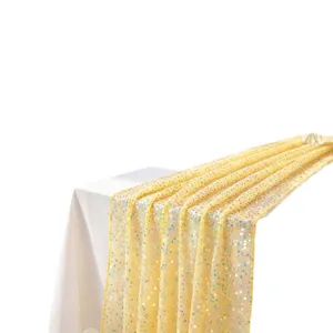 Gelber Pailletten Tischläufer Detail, schimmerndes Design für Party und Hochzeitsdeko.