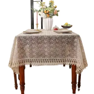 Elegante kanten tafelkleed in landelijke stijl met prachtig borduurwerk voor tafel.