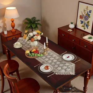 Gedetailleerd overzicht van Amerikaanse mesh geborduurde tafelloper, fijn kanten decor voor tafel.