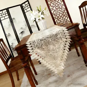 Beige spitzen tischläufer mit feiner blumenstickerei, elegante detailansicht für esszimmertisch.