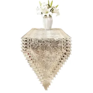 Eleganter beige spitzeblumen tischläufer bestickt für esstisch, couchtisch und kommode.