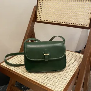 Detailansicht der dunkelgrünen Ledertasche mit Kontrastnähten und edlem Metallverschluss.