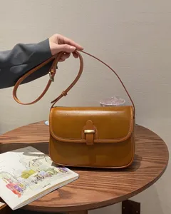 Vintage braune Leder Umhängetasche für Damen, lässige kleine Schultertasche mit Klappe.
