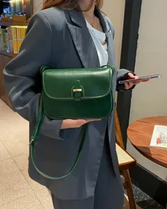 Dunkelgrüne Leder Umhängetasche für Damen, Vintage Retro Schultertasche mit Metallverschluss.