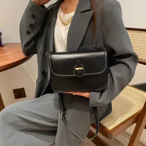 Klassische Damen Ledertasche, elegante Umhängetasche mit Metallverschluss und schicken Nähten.