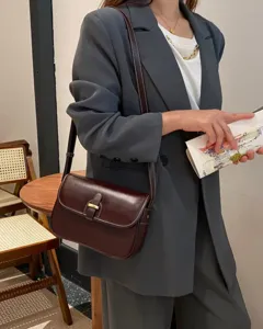 Braune Schultertasche aus Leder für Damen, Vintage Umhängetasche mit Metallschnalle.