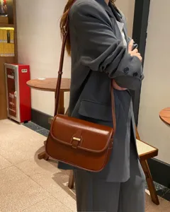 Klassische braune Leder Umhängetasche, Vintage Crossbody Tasche mit Metallverschluss für Damen