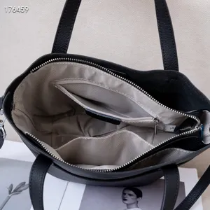 Μαύρη δερμάτινη τσάντα tote με θήκες με φερμουάρ και κομψή εσωτερική φόδρα για την καθημερινότητα.